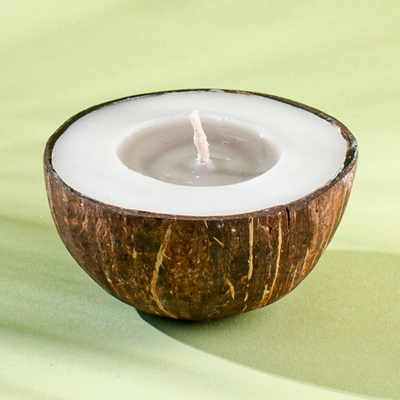 Sojakerze aus Kokosnussschale - Kokosnussschalen-Sojakerze aus Indien