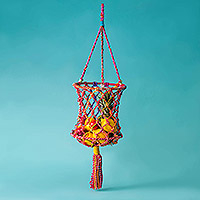 Cesta de fruta colgante de macramé, 'Upcycled Sari' - Cesta de fruta colgante de macramé de tela Sari reciclada de la India