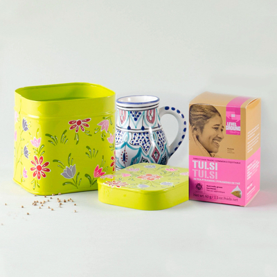 Caja de regalo curada con taza y té. - Caja de regalo seleccionada con taza de cerámica de colores y organizador de té