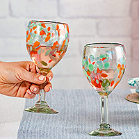 Copas de vino sopladas a mano, 'Classy Coral' (juego de 4) - Juego de 4 copas de vino sopladas a mano con tallo de coral de México