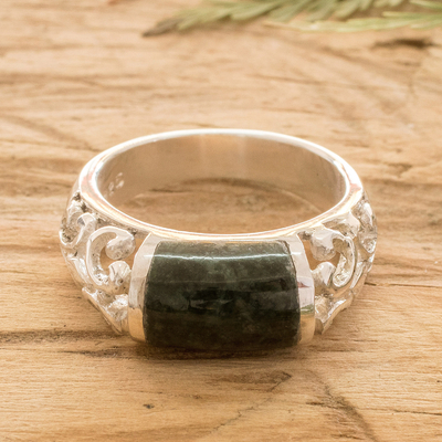 Kuppelring aus Jade, 'Süße Maya'. - Handgefertigter Ring aus grüner Jade und .925er Sterlingsilber
