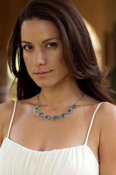 Jade-Anhänger-Halskette, „Antigua Sun“ – handgefertigte florale Jade-Halskette mit 925er Sterlingsilber 
