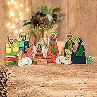 Pinewood nativity scene, 'God's Gift' (11 pieces) - 11 Piece Handcrafted Central America Pinewood Nativity Scene