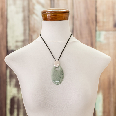 Halskette mit Jade-Anhänger - Handgefertigte Halskette mit Anhänger aus Sterlingsilber und Jade