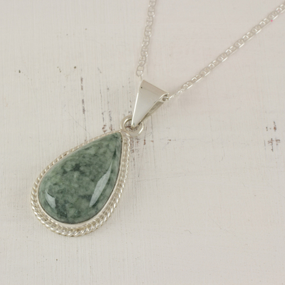 Jade-Anhänger-Halskette, „Grüner heiliger Quetzal“ – einzigartige Sterling-Silber-Anhänger-Jade-Halskette