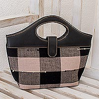 Bolso de algodón y cuero, 'Ajedrez Maya' - Bolso tejido a mano en negro y rosa con asa de cuero negro
