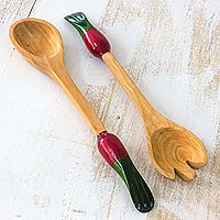 Salatbesteck aus Zypressenholz, „Red Radish“ (Paar) – Servierbesteck aus Holzlöffel und Gabel (Paar)