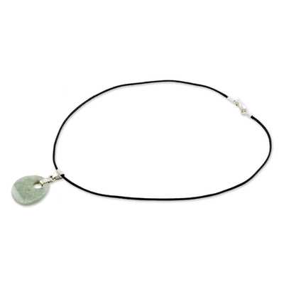 Halskette mit Jade-Anhänger - Handgefertigter Jade-Anhänger an einer Halskette aus Baumwollkordel