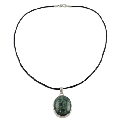 Halskette mit Jade-Anhängern - Guatemaltekischer Jade-Anhänger an 925er Silber und Baumwollkordel