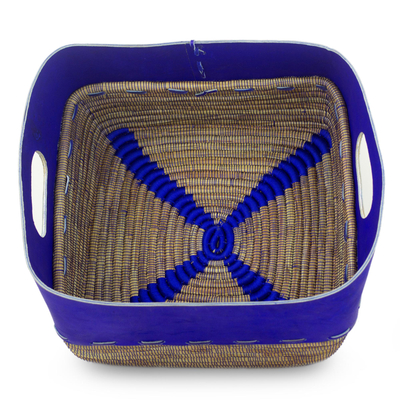 Cesta de cuero y agujas de pino - Canasta de Agujas de Pino Artesanal de Nicaragua con Cuero Azul