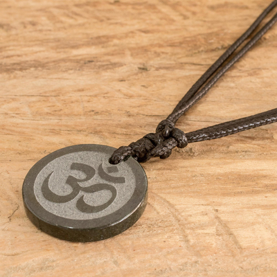 Jade-Anhänger-Halskette, „Meditation“ – Maya Jade Om-Halskette, handgefertigter Schmuck