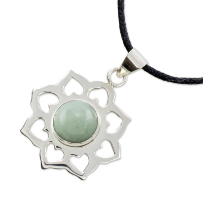 Halskette mit Jade-Anhänger - Handgefertigte Halskette aus grüner Jade und Silber mit Baumwollkordel