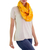 Infinity-Schal aus Baumwolle - Handgewebter Infinity-Schal aus Baumwolle in leuchtendem Gelb und Weiß