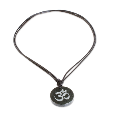 Jade-Anhänger-Halskette, „Meditation II“ – Jade-Om-Symbol auf Baumwollkordel, handgefertigte Halskette