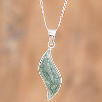Collar con colgante de jade verde claro, 'Flotando en la brisa' - Collar de jade con colgante de plata esterlina de comercio justo