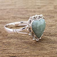 Jade-Herzring, „Zinnia Love“ – Jadeherzen auf handgefertigtem Ring aus Sterlingsilber