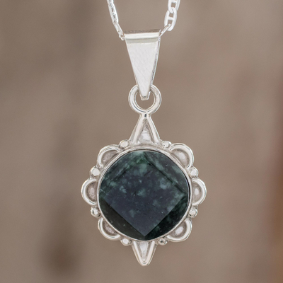 Halskette mit Anhänger aus dunkelgrüner Jade - Dunkelgrüne Halskette aus guatemaltekischem Jade aus Sterlingsilber