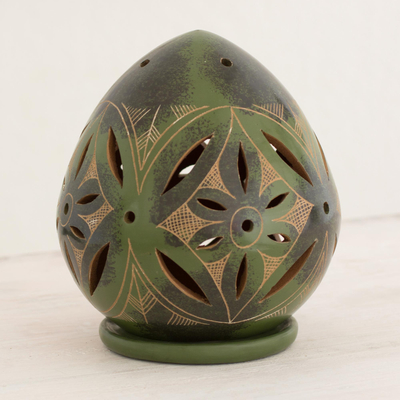 Kerzenhalter aus Keramik, 'Grünes Blumen-Ei'. - Handgefertigter Teelichthalter aus grünem Terrakotta