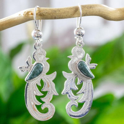 Pendientes colgantes de jade verde claro, 'Quetzal del Bosque' - Pendientes de pájaro de plata de ley hechos a mano con ala de jade