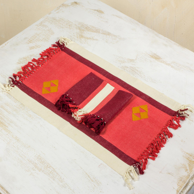 Tischsets und Servietten aus Baumwolle (Set für 4) - Rote handgewebte Tischwäsche aus Baumwolle aus Guatemala, Set für 4 Personen