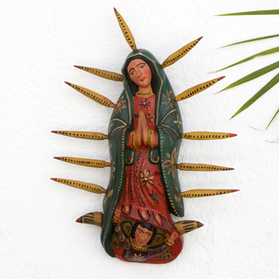 Holz-Wandskulptur, 'Geliebte Guadalupe' - Kunsthandwerklich gefertigte Our Lady of Guadalupe Holz Wandskulptur