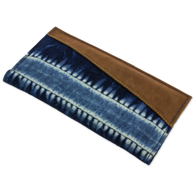 Baumwoll-Batik-Geldbörse „Indigo Chiaroscuro“ – Damen-Geldbörse aus Baumwolle, gefärbt mit natürlichen Indigo-Farbstoffen