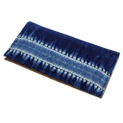 Baumwoll-Batik-Geldbörse „Indigo Chiaroscuro“ – Damen-Geldbörse aus Baumwolle, gefärbt mit natürlichen Indigo-Farbstoffen
