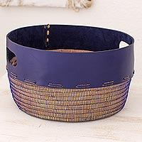 Cesta de cuero y fibra de pino, 'Vibrant' - Cesta decorativa artesanal de cuero azul y pino