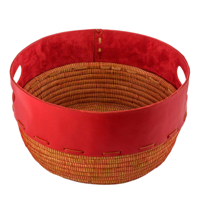 Cesta de cuero y fibra de pino, 'Rojo vibrante' - Cesta artesanal de cuero rojo y pino de Nicaragua