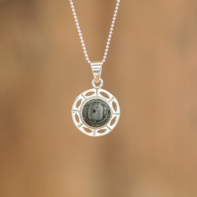 collar con colgante de jade - Collar de Dios del Sol de Plata Esterlina con Jade Maya Oscuro