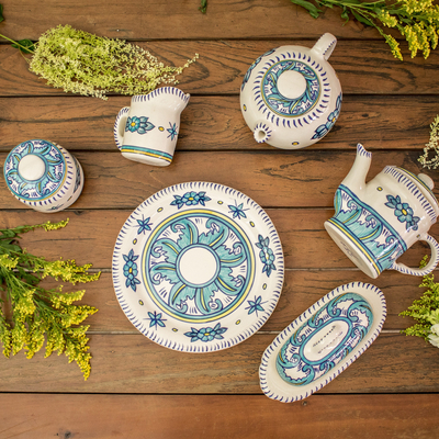Milchkännchen aus Keramik, „Bermuda“ – handgefertigtes Milchkännchen aus weißer Keramik mit Blumenmotiv