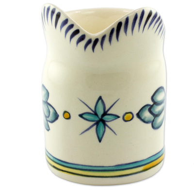 Milchkännchen aus Keramik, „Bermuda“ – handgefertigtes Milchkännchen aus weißer Keramik mit Blumenmotiv