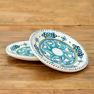 Keramikteller, 'Bermuda' (Paar) - Handgefertigte florale Keramikteller in Blau und Weiß (Paar)