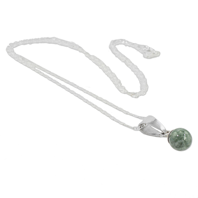 Halskette mit Jade-Anhänger - Hellgrüne Jade-Silber-Anhänger-Halskette aus Guatemala