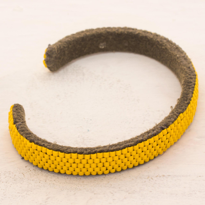 Perlenarmband - Glasperlen-Manschettenarmband in massivem Gelb aus El Salvador