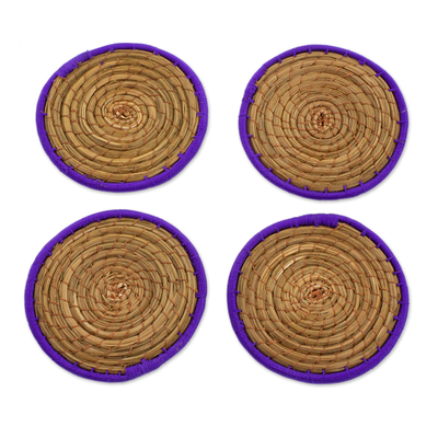 Posavasos de agujas de pino, (juego de 4) - Posavasos de poliéster morado con agujas de pino (juego de 4) Guatemala