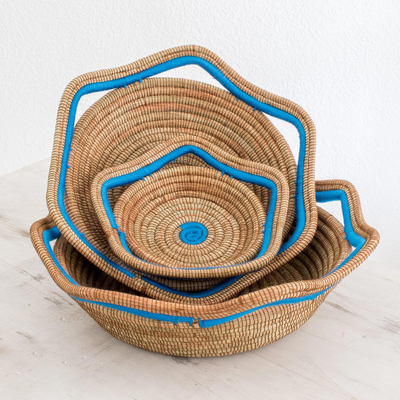 Tannennadelkörbe, (3er-Set) - Set aus 3 handgefertigten nicaraguanischen Kiefernnadelkörben mit blauem Rand