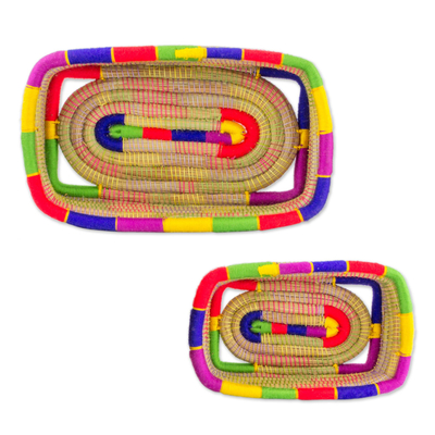 Cestas de agujas de pino, (par) - Dos cestas rectangulares multicolores con agujas de pino de Nicaragua