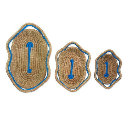 Tannennadelkörbe, (3er-Set) - Set mit 3 handgewebten Körben aus Kiefernnadeln mit blauem Akzent