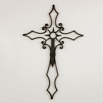 Eisernes Wandkreuz - Wanddekoration aus schwarzem Eisen mit einem Kreuz aus Guatemala