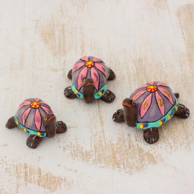 Keramikfiguren, (3er-Set) - 3 handgefertigte Schildkrötenfiguren aus Keramik mit rosa Blumenmuscheln