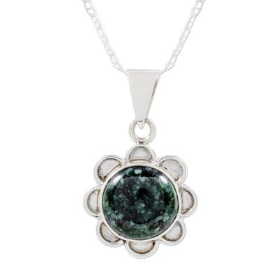 Halskette mit Jade-Anhänger - Blumenhalskette aus grüner Jade und 925er Silber aus Guatemala