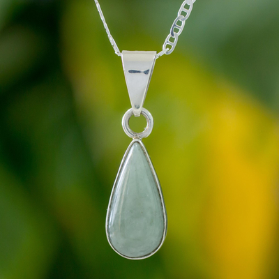 Collar colgante de jade, 'Lágrima verde pálida' - Collar colgante de jade en forma de lágrima verde claro de Guatemala