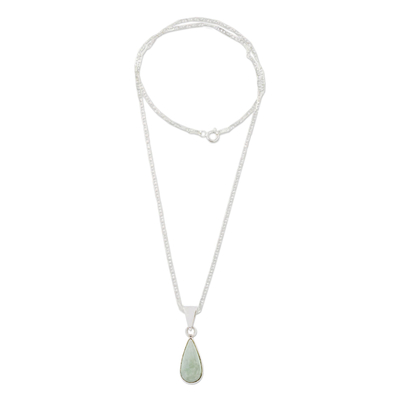 Jade-Anhänger-Halskette, 'Hellgrüne Träne'. - Hellgrüne Jade-Tropfenanhänger-Halskette aus Guatemala