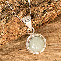 Collar colgante de jade, 'Mixco Moon' - Collar colgante redondo de jade y plata 925 de Guatemala