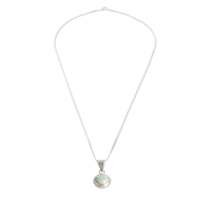 Jade-Anhänger-Halskette, 'Mixco Moon'. - Runde Halskette aus Jade und 925er Silberanhänger aus Guatemala