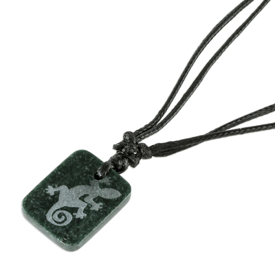 Halskette mit Jade-Anhänger - Schwarze Jade-Eidechsen-Anhänger-Halskette aus Guatemala