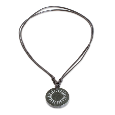 Jade-Anhänger-Halskette „Mayan Sunlight“ – Guatemaltekische Halskette mit Sonnen-Anhängern aus schwarzer Jade