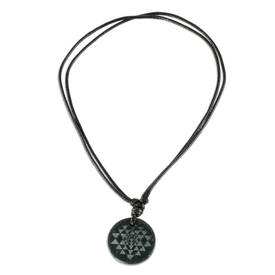 collar con colgante de jade - Collar con colgante geométrico de jade negro de Guatemala