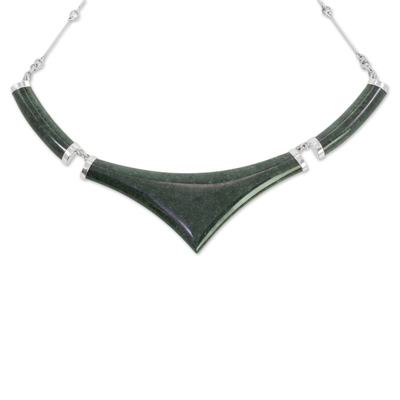 Jade-Statement-Halskette - Spitz zulaufende Jade-Statement-Halskette aus 925er Silber aus Guatemala